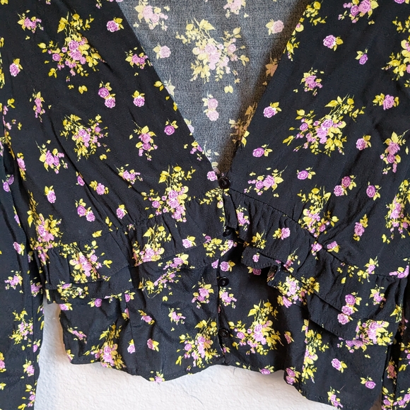 Zara Black with Pink Roses Crop Button Up Front Blouse Long Sleeves Ruffle Sz.XS - Picture 5 of 9